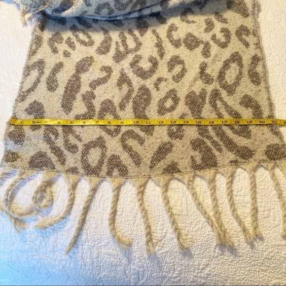 New Directions NWT Fringe Leopard Gray Scarf Wrap - Picture 7 of 12